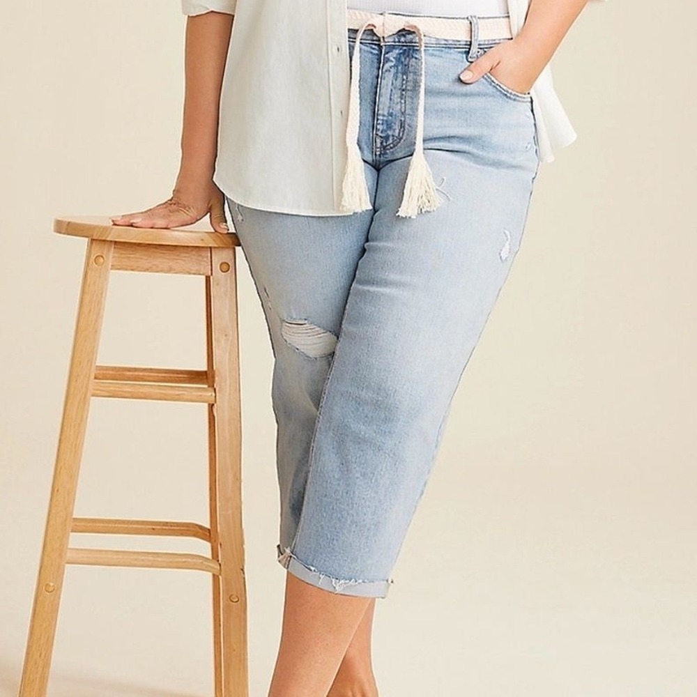NEW Maurices Mid Rise Capris Original Fit Light Wash Distressed w/ Belt Size 10